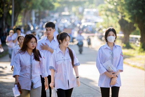 Đề thi Ngữ văn tốt nghiệp THPT 2025: Nội dung gần gũi, vừa sức, phổ điểm dự kiến 6,5 - 8